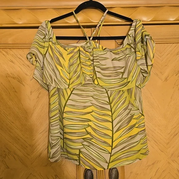 Apt. 9 Tropical print halter style cold shoulder top - Picture 2 of 8